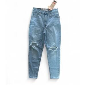 Women’s NWT Levi Strauss High Waisted Mom Jean Light Wash 26” Waist 27” Inseam